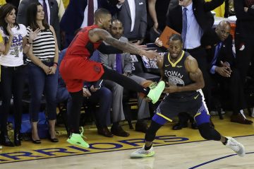 Comeback Warriors! Andre Iguodala ukradł mecz – dosłownie!