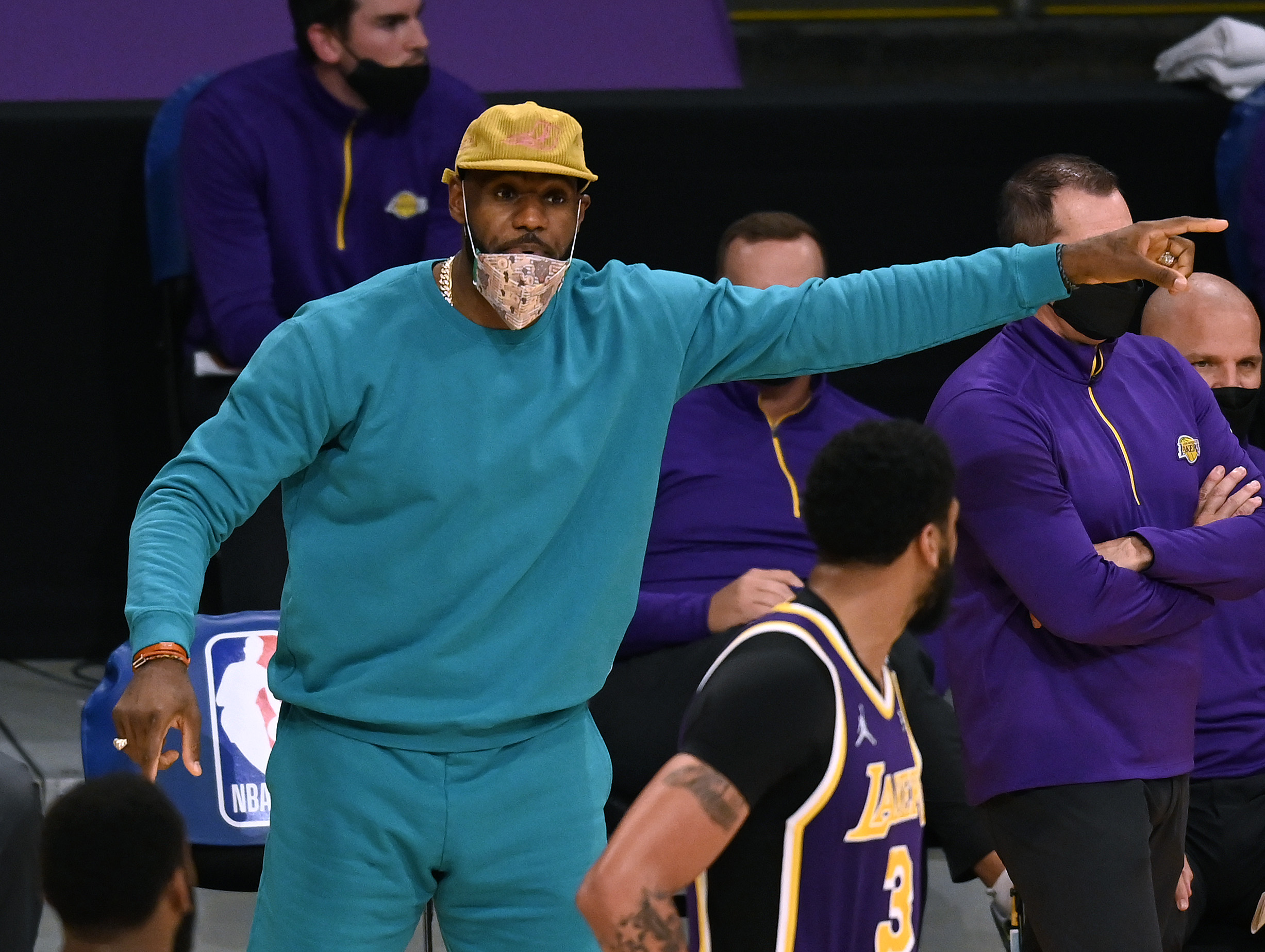 Lakers powiesili banner, James Harden wrócił do gry, Kevin Love cofnął się w czasie