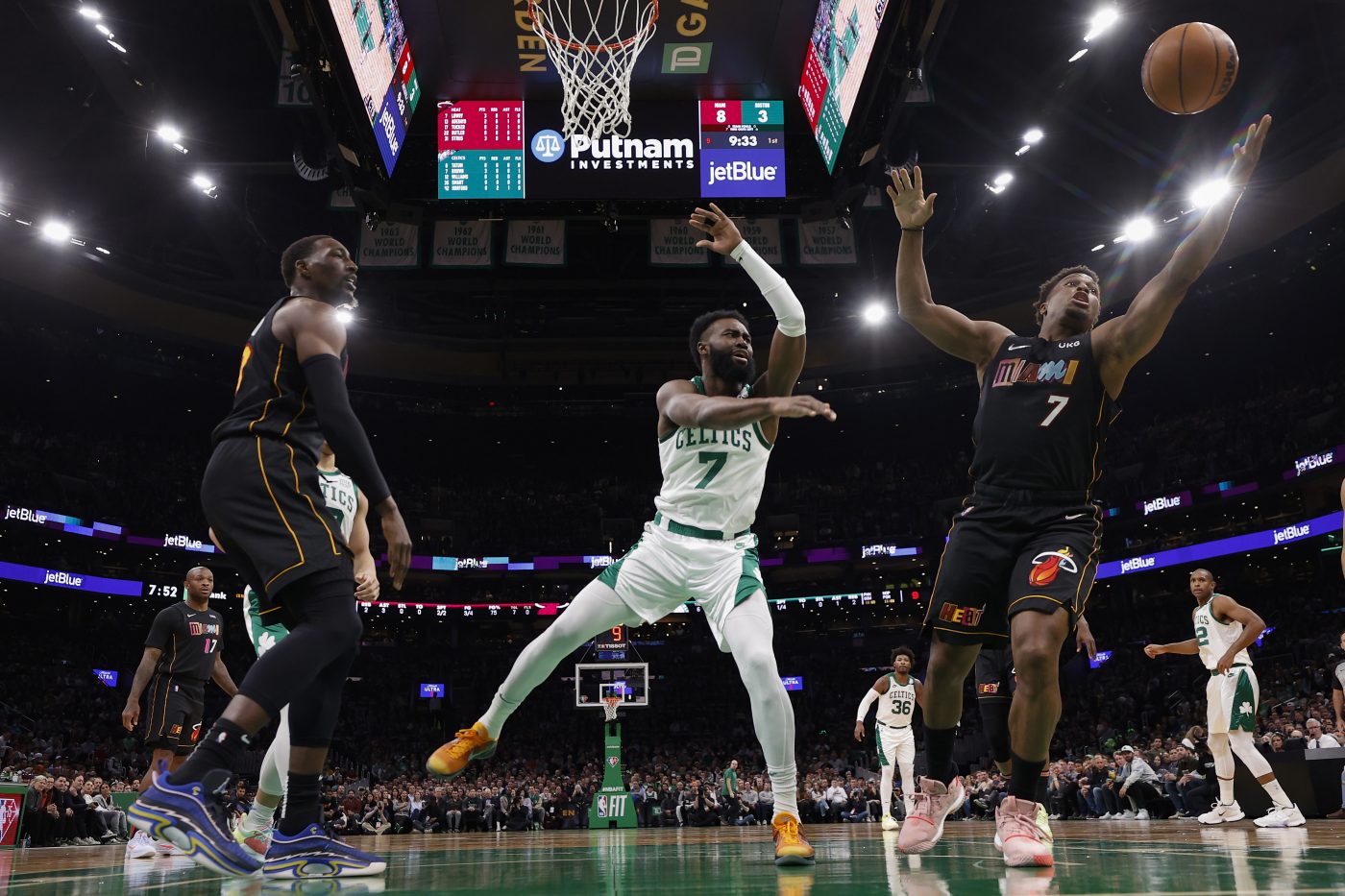 Heat zatrzymują Celtics, straszna pomyłka Poole’a w końcówce, powrót McColluma do Portland