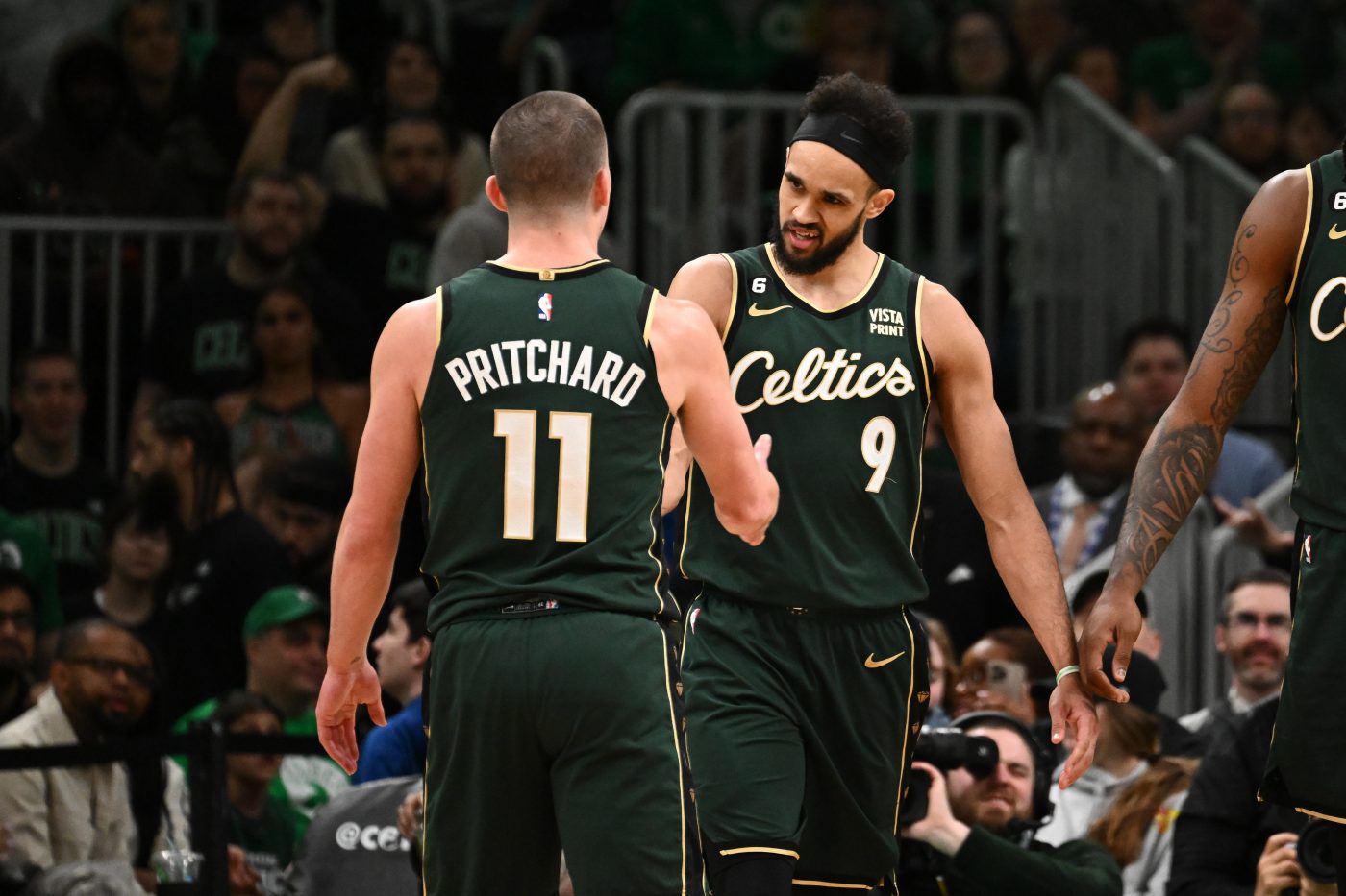 Boston trafia trójki jak w transie, debiuty nowych graczy Celtics i Raptors