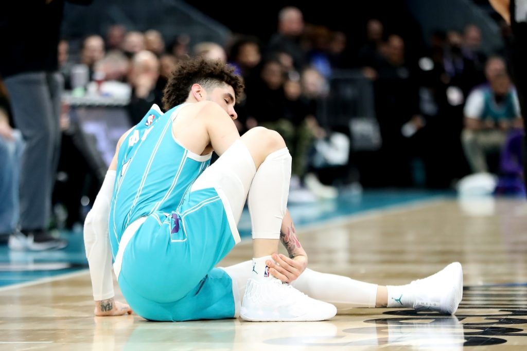 NBA. LaMelo Ball ponownie kontuzjowany. To trzecia kontuzja rozgrywającego Hornets w tym sezonie