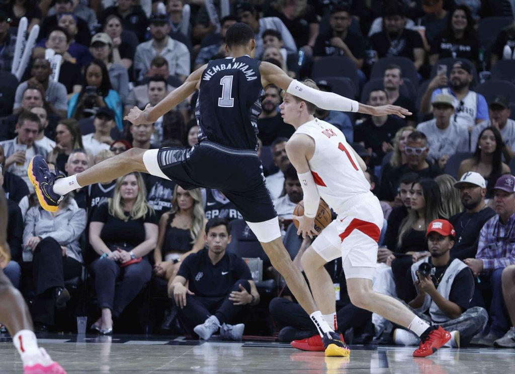 Wyniki NBA: Dogrywka Spurs z Raptors, kapitalny LaMelo Ball, Biyombo ratuje Memphis!