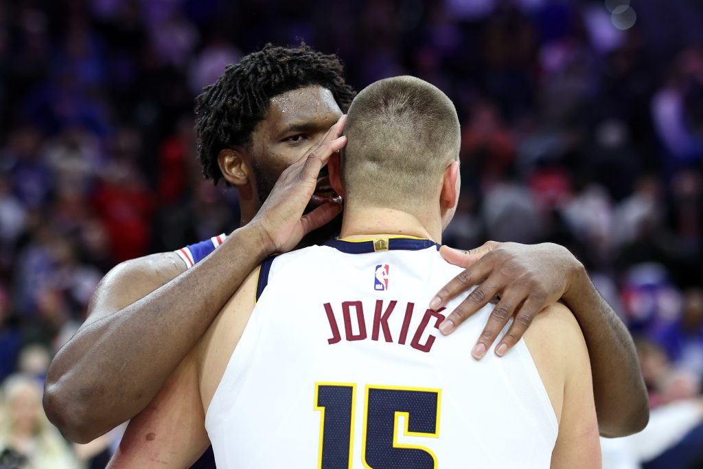 Wyniki NBA: Świetny pojedynek Jokicia z Embiidem, niewiarygodny comeback Suns!