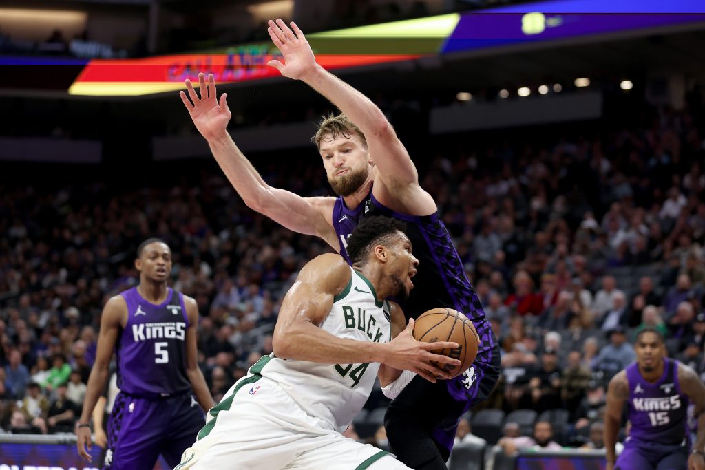 Wyniki NBA: Kings leją Bucks, kontuzja Kawhi, potężne triple-double Harta