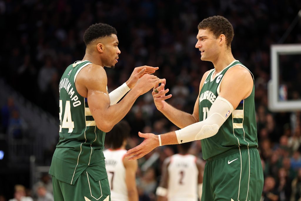 NBA News: Giannis etatowym centrem? Czas pożegnać Lopeza