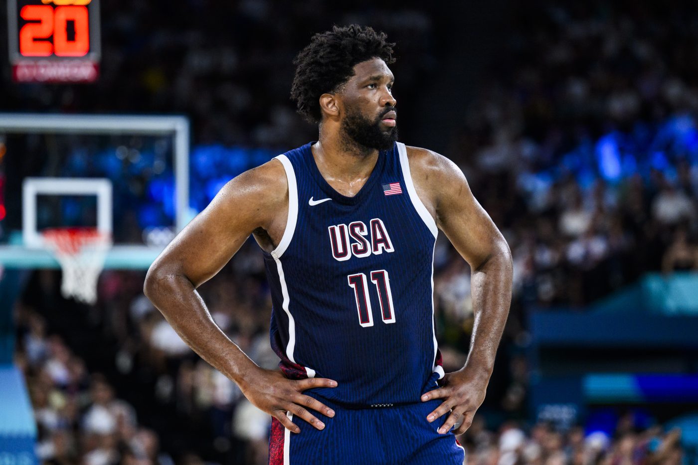 Joel Embiid machał ręcznikiem. Liga zareagowała