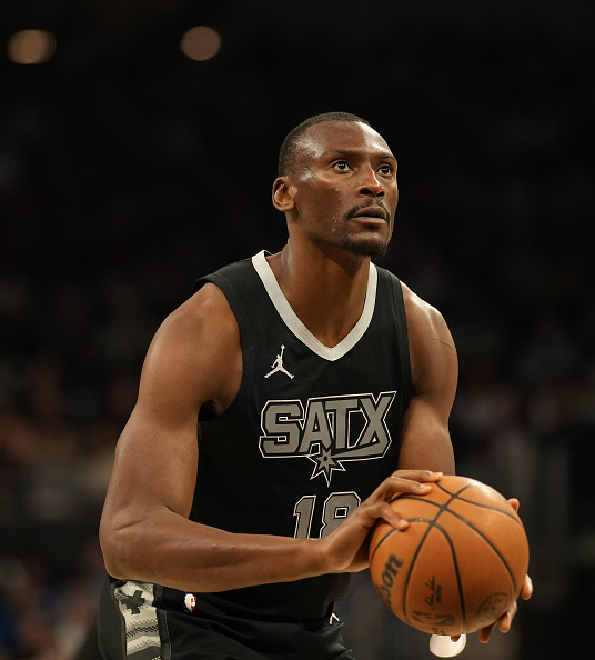 NBA. Bismack Biyombo dogra sezon do końca w barwach San Antonio Spurs