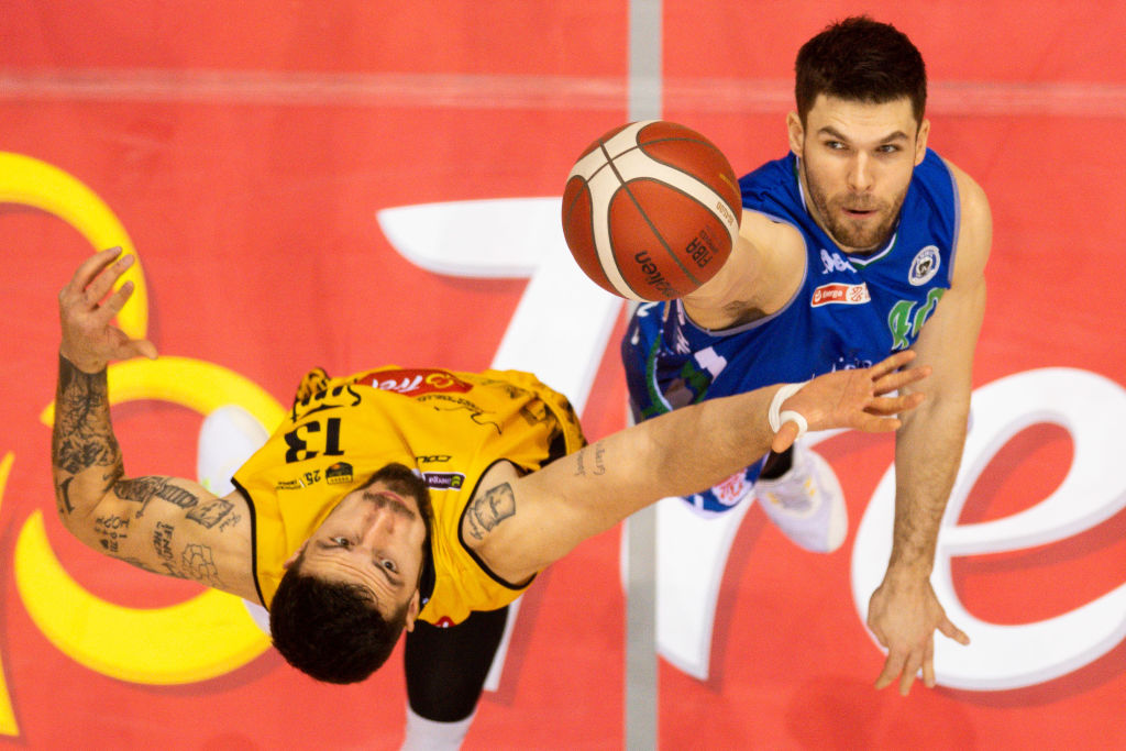 Rozmowy „pod płotem” w PLK. Kibice Stali z pretensjami